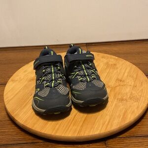 New without box Merrell boys athletic shoe size 10 W/